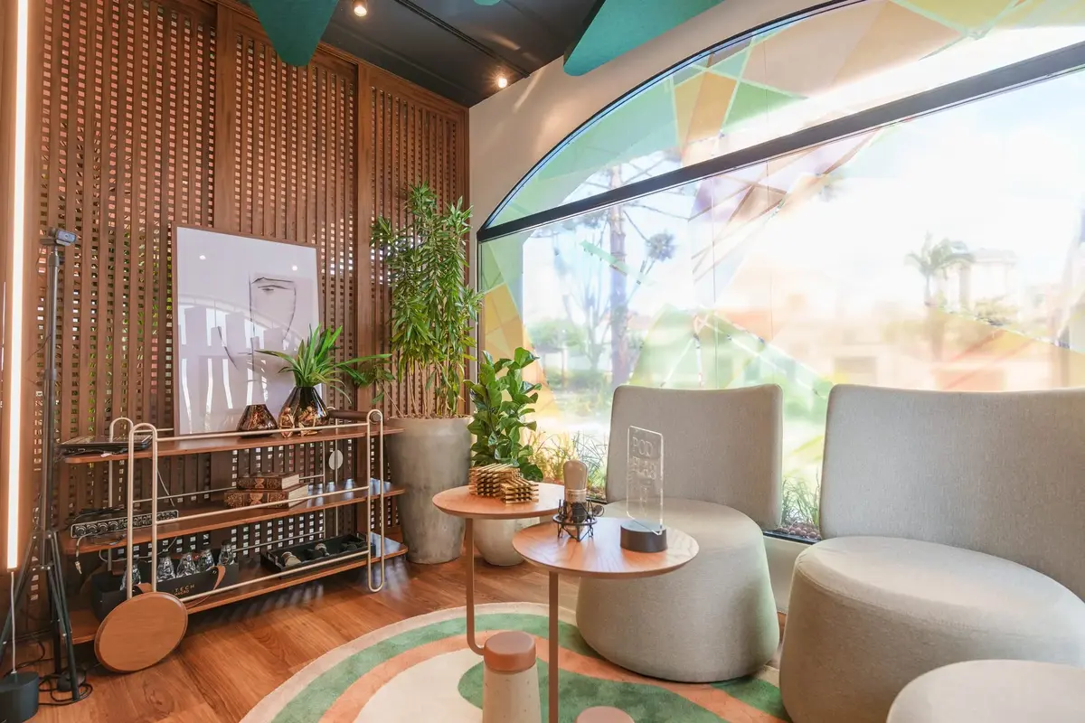 Lounge da Casa DifedeCor 2025 com poltronas e estante